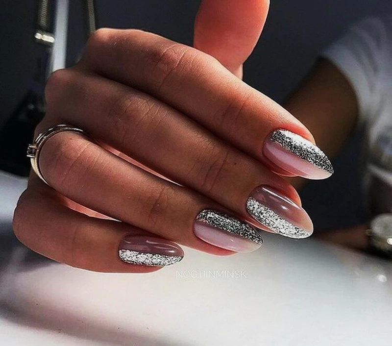 Manicure żelowy i hybrydowy wyglądają podobnie, ale różnią się trwałością, techniką wykonania i wpływem na płytkę. Sprawdź, która metoda bardziej pasuje do Twoich potrzeb i trybu życia.