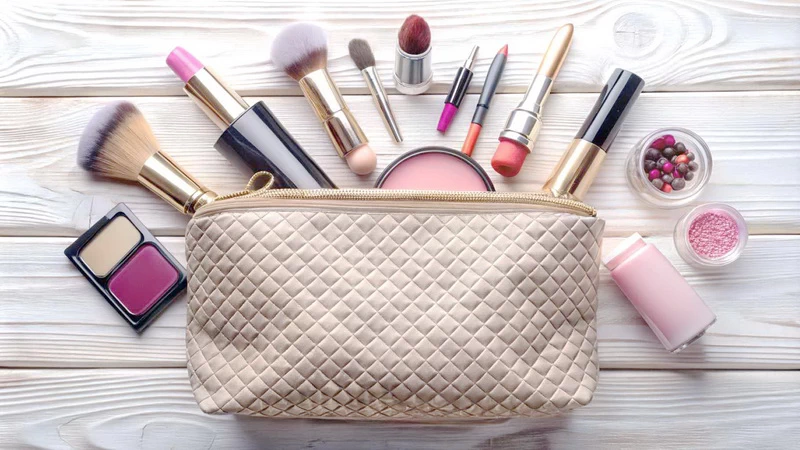 Każda kobieta powinna mieć swoją sprawdzoną kosmetyczkę z produktami, które działają. Sprawdź, jakie kosmetyki warto mieć w domu, by zadbać o skórę i makijaż bez przesady i chaosu.