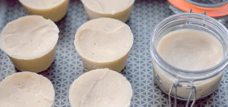 Nie potrzebujesz drogich produktów, by mieć zdrowe i lśniące włosy. Oto sprawdzone przepisy na domowe kosmetyki DIY z naturalnych składników, które odżywią Twoje pasma.