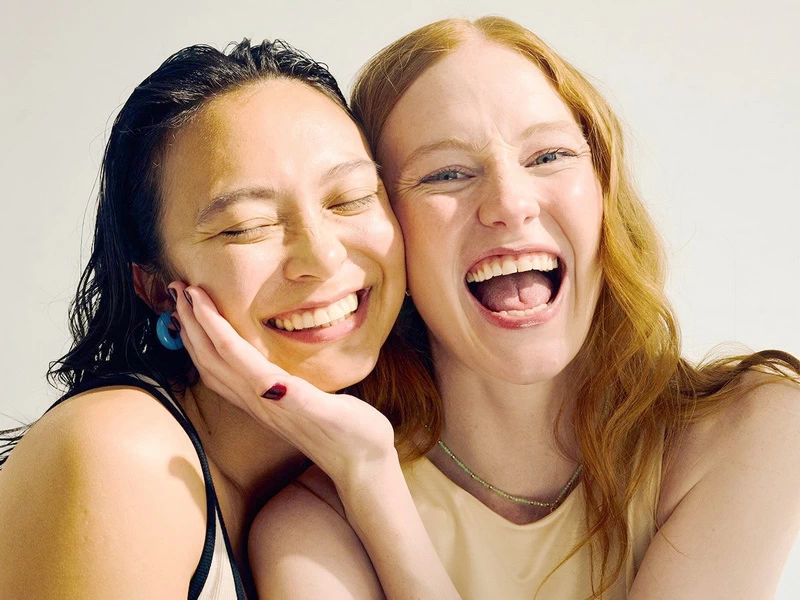 Latem skóra potrzebuje innej opieki niż zimą. Sprawdź, jak dbać o nią w upalne dni, by uniknąć przesuszenia, podrażnień i zachować promienny wygląd przez całe lato.