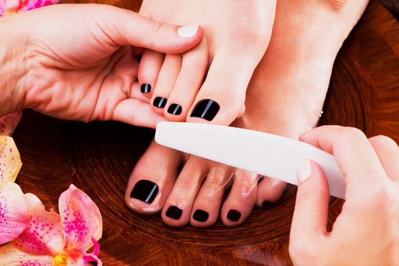 Pedicure może utrzymać się nawet kilka tygodni, jeśli wykonasz go prawidłowo. Poznaj sprawdzone triki, dzięki którym stylizacja będzie wyglądać świeżo i estetycznie znacznie dłużej.