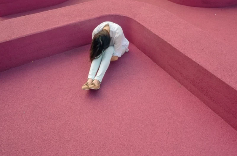 Nadmiar myśli prowadzi do stresu i zmęczenia. Sprawdź, jak zrobić detoks dla mózgu i odzyskać spokój oraz koncentrację w codziennym życiu.