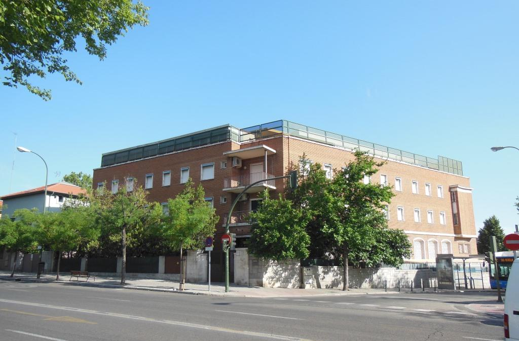 Здание школы и спортивная площадка в британской частной школе St. Anne's School  Мадрид Испания с 3 до 16 лет studyspain.eu