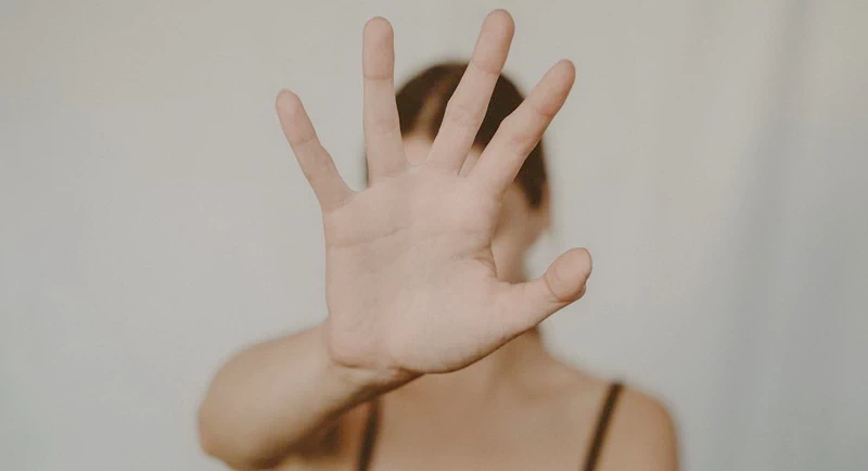 Asertywność to nie chłód ani egoizm. To umiejętność mówienia „nie” z szacunkiem i spokojem. Dowiedz się, jak wyznaczać granice i odmawiać bez poczucia winy w codziennych relacjach.