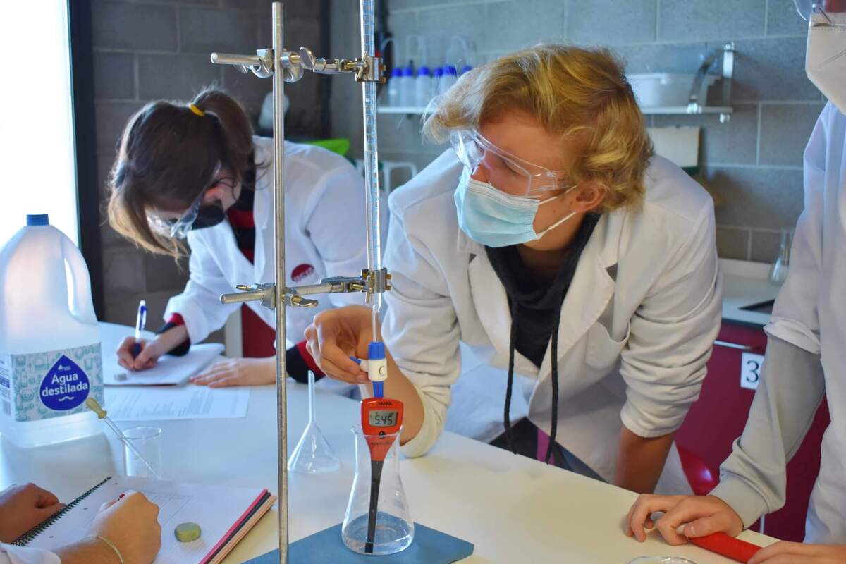 Урок химии лабораторная работа на современном оборудовании в британской частной школе International School of Catalunya ISCAT Garriga в городе Барселона Каталония Испания с 3 до 18 лет studyspain.eu