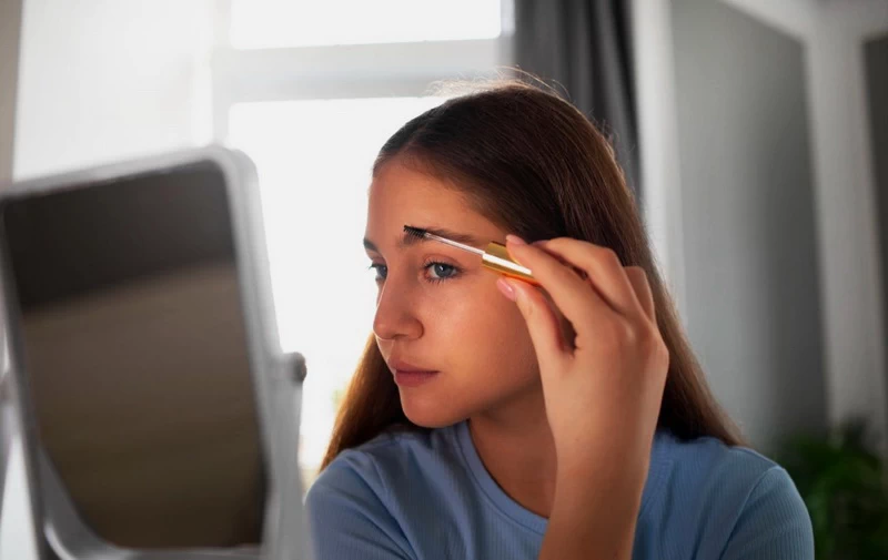 Nieprawidłowa pielęgnacja rzęs i brwi osłabia włoski, spowalnia ich wzrost i powoduje przerzedzenia. Sprawdź najczęstsze błędy i naucz się, jak ich skutecznie unikać.