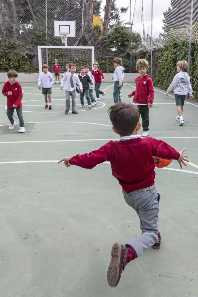 Занятия спортом на спортивной площадке на территории в британской частной школе в британской частной школе Dallington School Мадрид Испания с 2 до 16 лет studyspain.eu