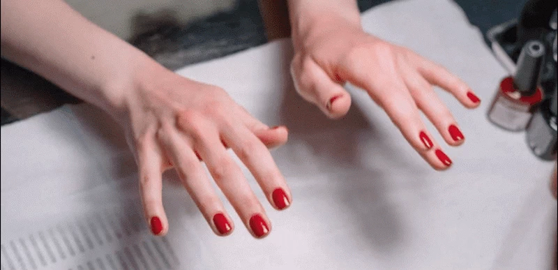 Zdrowe paznokcie i zadbane skórki to podstawa pięknych dłoni. Sprawdź praktyczne sposoby pielęgnacji, które możesz stosować w domu i na co dzień.