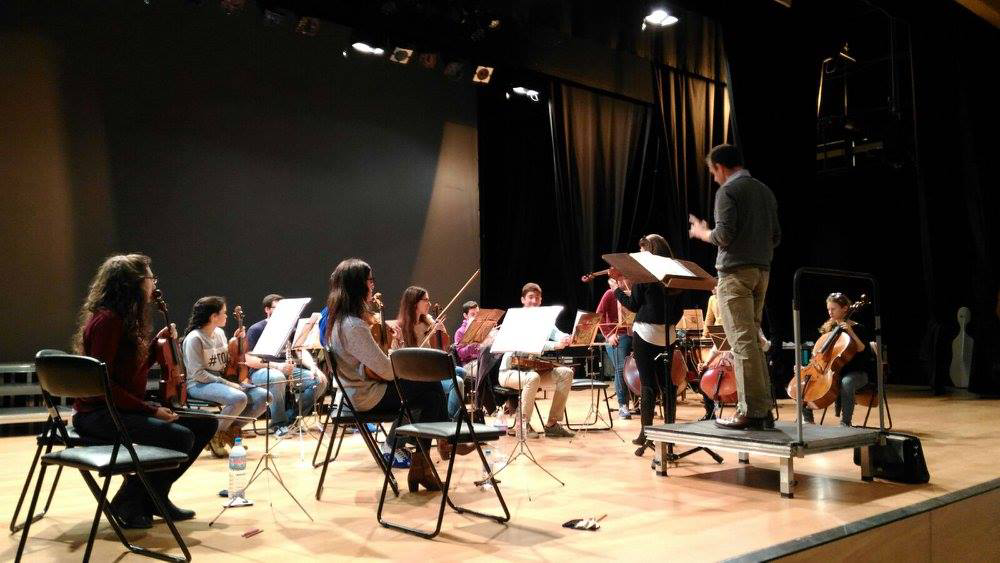 Занятие музыкой в классе с учениками под руководством опытного преподавателя во французской частной школе Lycée français International d'Alicante Эль Кампельо Аликанте Валенсия Испания от 3 до 18 лет studyspain.eu