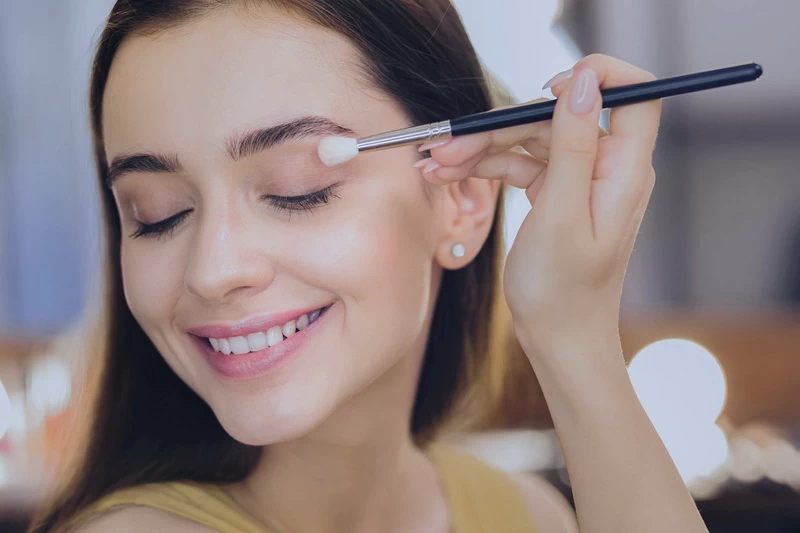 Nie masz czasu na długie przygotowania? Zobacz, jak w 10 minut zrobić świeży, naturalny makijaż dzienny, który podkreśli urodę i doda energii.