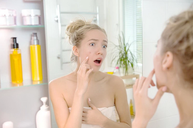 Niektóre nawyki pielęgnacyjne zamiast pomagać, mogą przyspieszać starzenie się skóry. Poznaj najczęstsze błędy w pielęgnacji twarzy i sprawdź, jak ich unikać, by zachować młody wygląd.