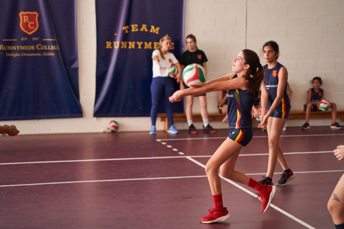 Занятия спортом на спортивной площадке на территории в британской частной школе Runnymede College Мадрид Испания с 2 до 18 лет studyspain.eu