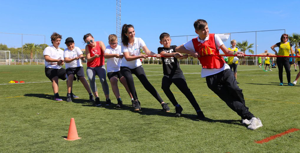 Занятия спортом на спортивной площадке на территории в британской частной школе Phoenix International School Сан-Мигель-де-Салинас Аликанте Валенсия Испания от 4 до 18 лет studyspain.eu