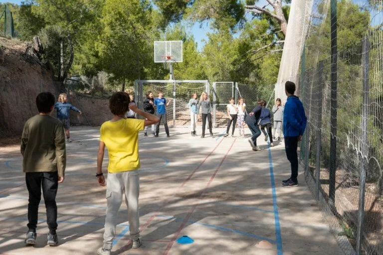 Занятия спортом на спортивной площадке на территории в британской частной школе Altea International School Аликанте Валенсия Испания от 6 до 18 лет studyspain.eu