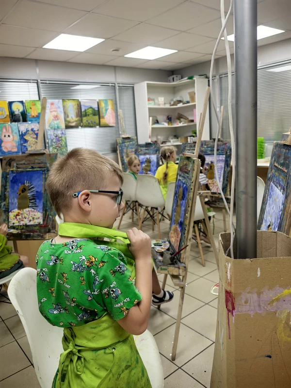 Когда ребёнку или взрослому скучно, рисование помогает переключиться, расслабиться и занять себя полезным делом. В статье — простые идеи, которые увлекают даже тех, кто считает, что «не умеет рисовать».