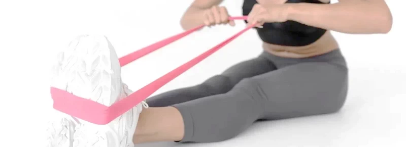 Nie potrzebujesz siłowni, by zbudować formę — wystarczą gumy oporowe lub ekspander. Ten prosty sprzęt pozwala wzmocnić całe ciało, poprawić postawę i spalić kalorie w domu. Zobacz, jak ćwiczyć skutecznie i bez kontuzji.