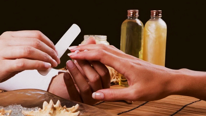 Lakier hybrydowy może być trwały i piękny, ale jego nieumiejętne zdejmowanie niszczy paznokcie. Sprawdź, jak zdjąć hybrydę bezpiecznie i skutecznie, krok po kroku.