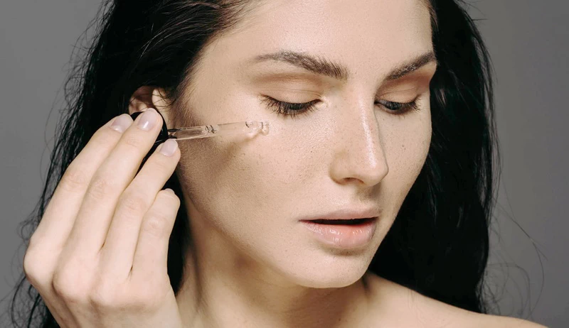 Serum to skoncentrowany kosmetyk, który może zdziałać cuda dla Twojej skóry – pod warunkiem, że używasz go prawidłowo. Dowiedz się, jak dobrać serum do potrzeb cery i kiedy je stosować.