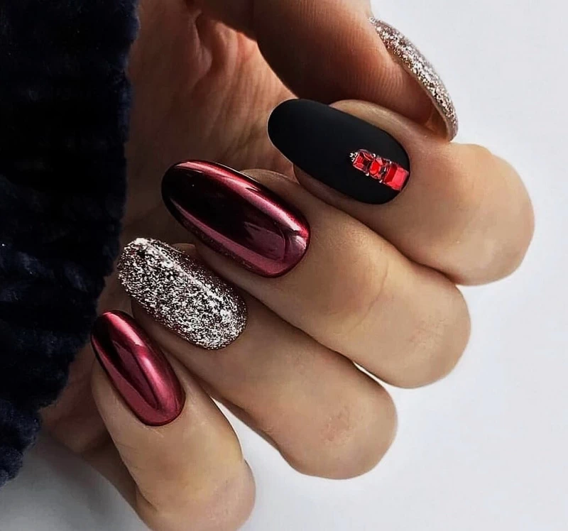 Wyjątkowa okazja wymaga wyjątkowego manicure. Sprawdź eleganckie, modne i ponadczasowe pomysły na paznokcie idealne na ślub, studniówkę i ważną imprezę.