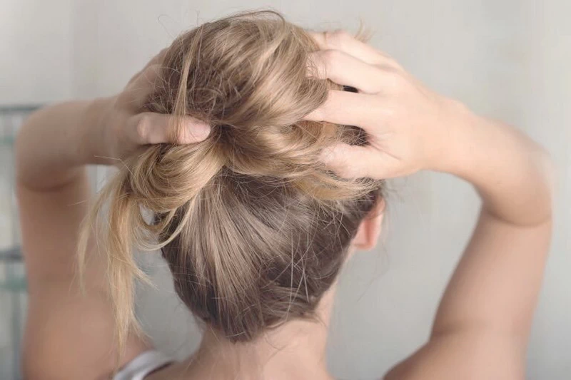 Czy naprawdę potrzebujesz kilkunastu kosmetyków do włosów? Sprawdź, jak dzięki minimalizmowi w pielęgnacji możesz mieć zdrowe i piękne włosy.