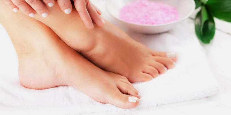 Latem stopy są szczególnie narażone na przesuszenie i otarcia. Sprawdź skuteczne kosmetyki i domowe sposoby, które pomogą utrzymać je gładkie i zadbane przez cały sezon.