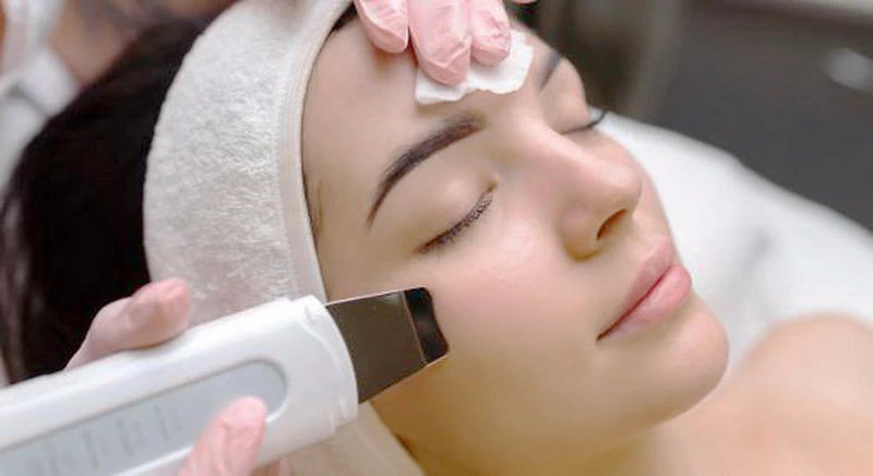 Codzienne oczyszczanie twarzy to podstawa zdrowej skóry. Sprawdź, jak robić to prawidłowo, aby uniknąć podrażnień i cieszyć się świeżym wyglądem.