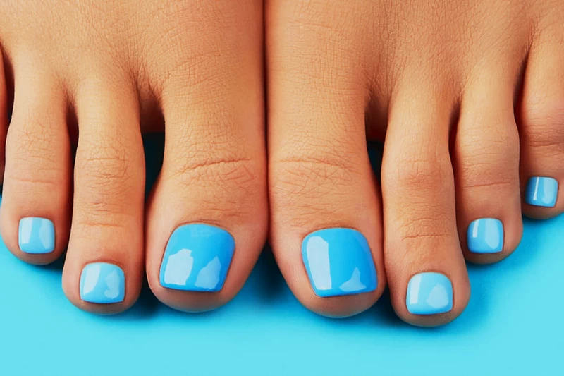 Latem stopy są częściej eksponowane, dlatego pedicure zyskuje szczególne znaczenie. Sprawdź najmodniejsze inspiracje i trendy na letni pedicure 2025.