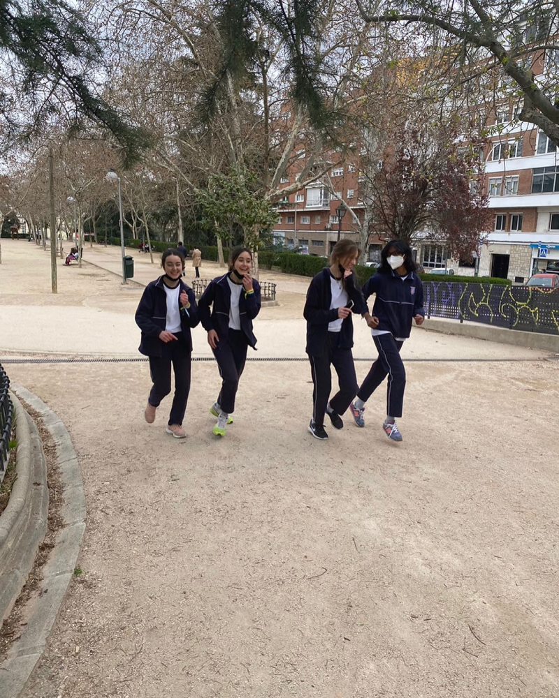 Занятия спортом на спортивной площадке на территории в британской частной школе St. Anne's School  Мадрид Испания с 3 до 16 лет studyspain.eu
