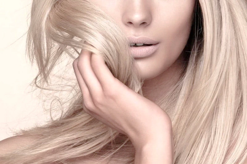Farbowane włosy blond potrafią zachwycać, ale też wymagają szczególnej pielęgnacji. Sprawdź, jak dbać o kolor, połysk i zdrowie włosów po rozjaśnianiu.