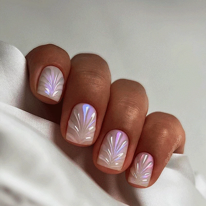 Zimowy manicure może być elegancki, minimalistyczny lub pełen połysku. Sprawdź 10 modnych propozycji, które najlepiej sprawdzają się w sezonie zimowym i pasują zarówno na co dzień, jak i na wyjątkowe okazje.