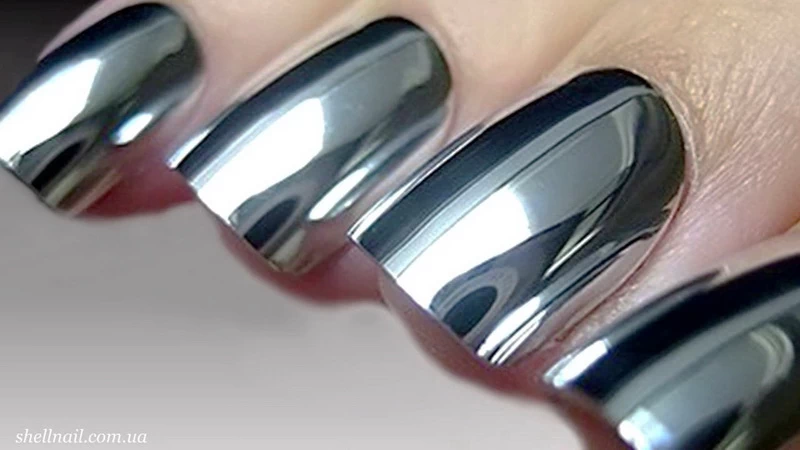 Efekt lustra to hit w stylizacji paznokci. Sprawdź, jak krok po kroku zrobić modne chrome nails w domu i jakie kolory królują w 2025 roku.
