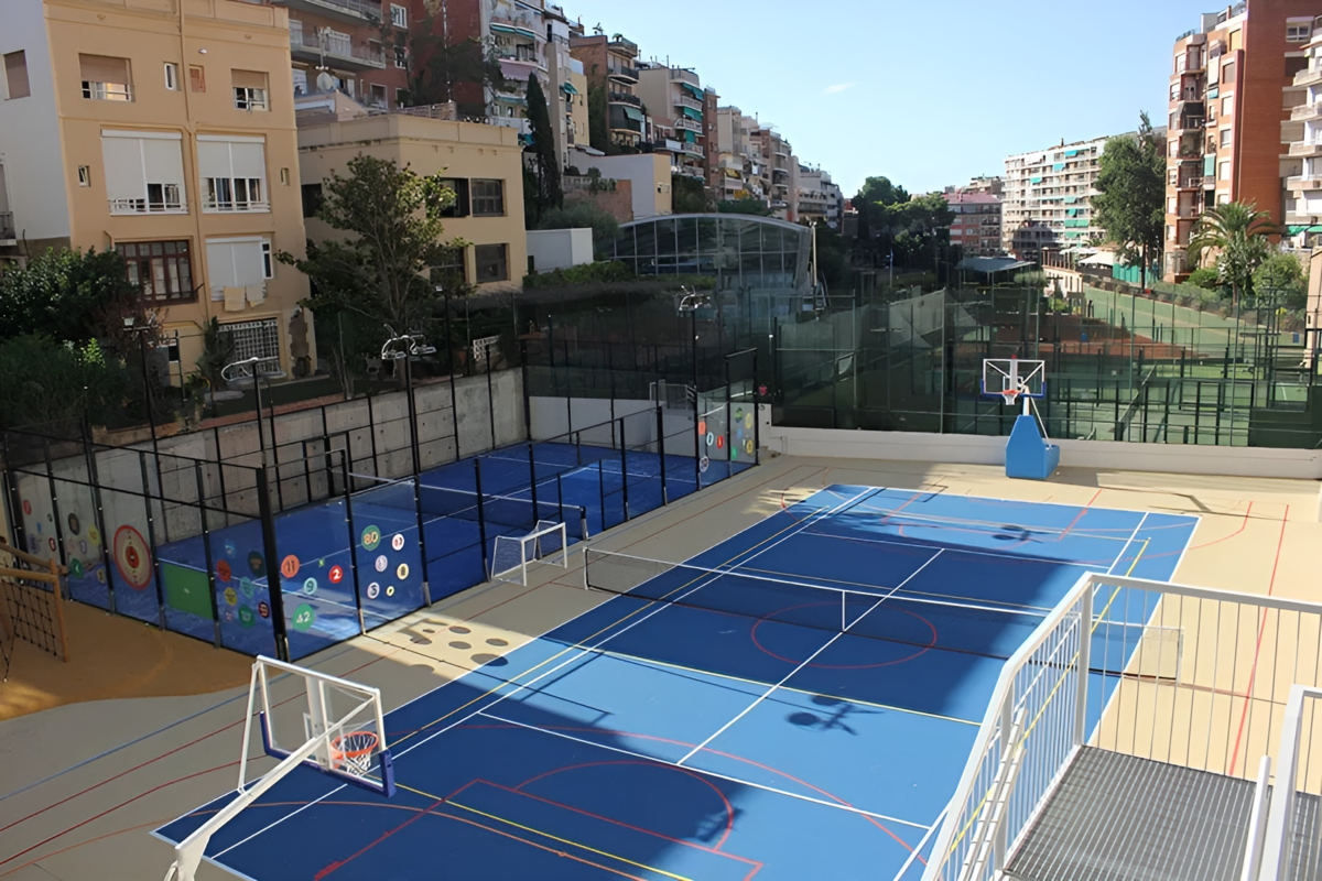 Спортивная площадка с искусственным покрытием в британской частной школе British School of Barcelona Sity в городе Барселона Каталония Испания с 3 до 18 лет studyspain.eu