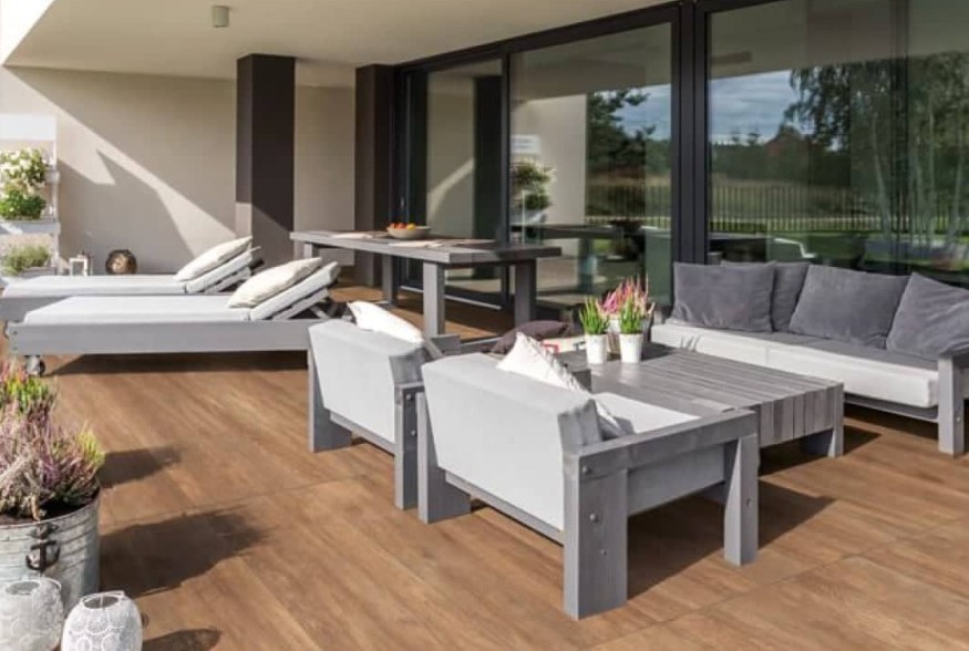 Терасна Видалення слідів меблів і подряпин на терасній дошці для захисту та догляду