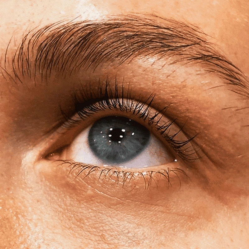 Naturalne rzęsy mogą wyglądać pięknie również bez przedłużania. Sprawdź, jak je wzmacniać, pielęgnować i pobudzać do wzrostu w domowych warunkach.