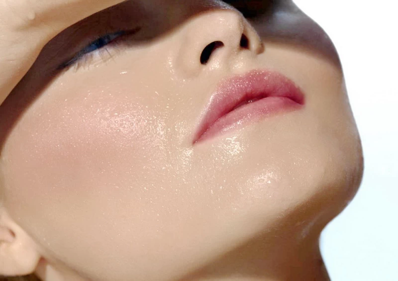 Cera tłusta nie musi oznaczać problemów z nadmiarem sebum i świecenia. Sprawdź, jak właściwie dbać o skórę, by ograniczyć błyszczenie i przywrócić jej zdrową równowagę.