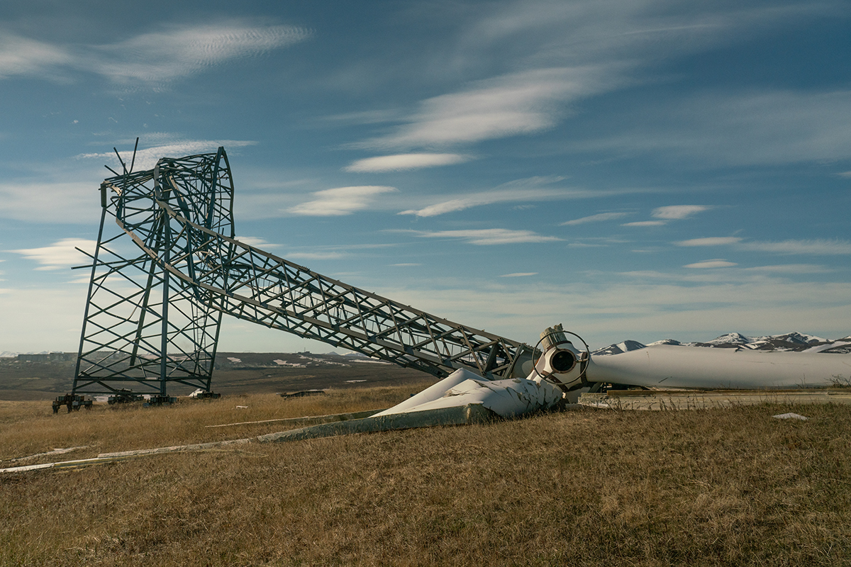 Один из трех сломанных ветряков датской фирмы Vestas. Фото: Марина Сычева