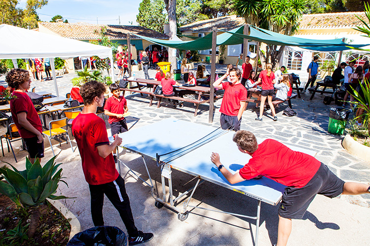 Ученики на перемене играют в настольный теннис на территории школы в британской частной школе Xabia International College Аликанте Валенсия Испания с 2 до 18 лет studyspain.eu