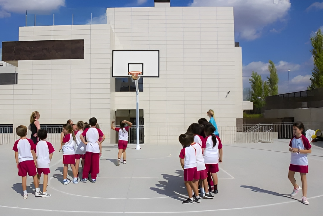 Занятия спортом на спортивной площадке на территории в британской частной школе The English Montessori School Мадрид Испания с 3 до 18 лет studyspain.eu