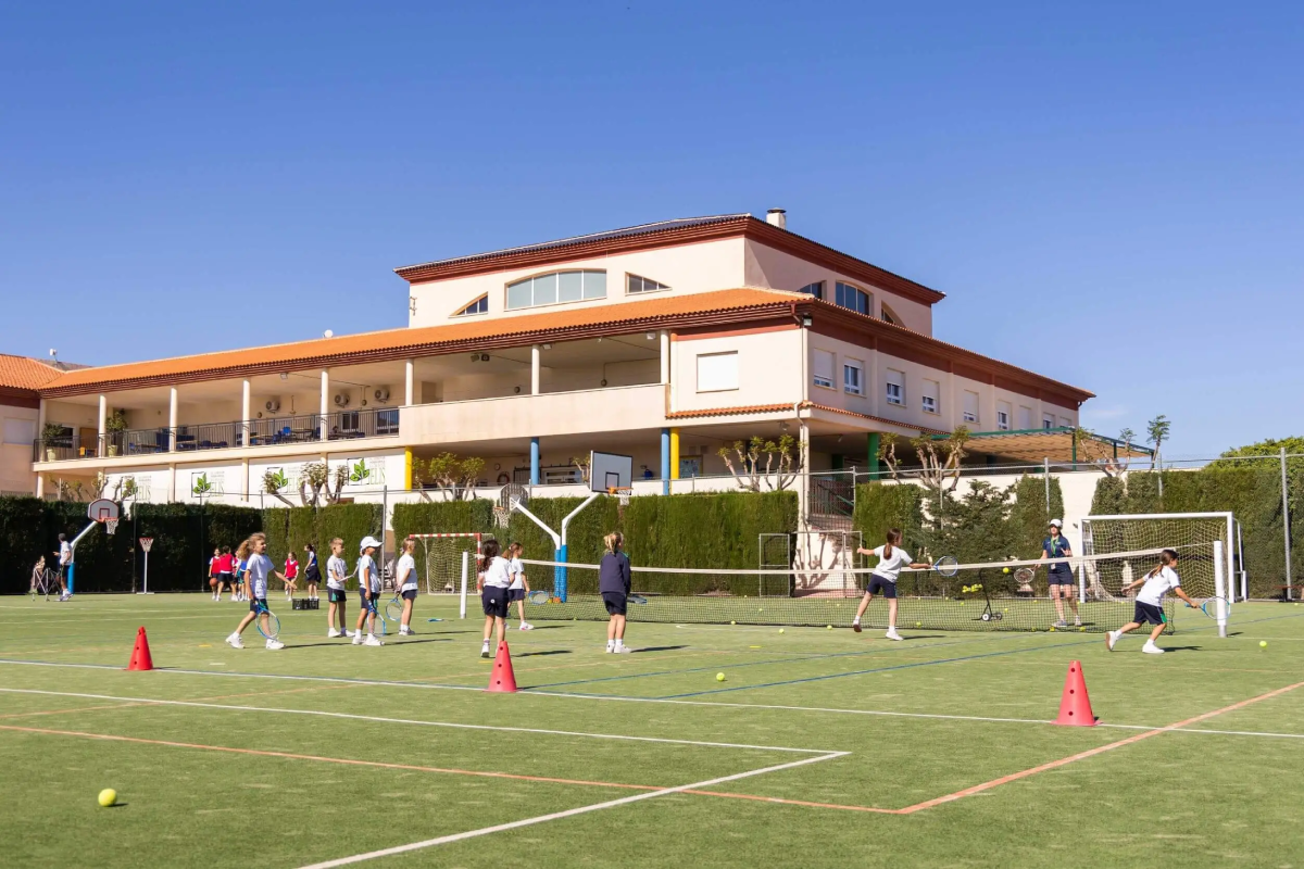Занятия спортом на спортивной площадке на территории в британской частной школе El Limonar International School Villamartín Сан-Мигель-де-Салинас Аликанте Валенсия Испания с 3 до 18 лет studyspain.eu