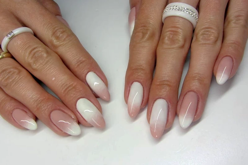 Subtelne przejście kolorów, naturalny efekt i elegancja. Baby boomer nails to trend, który pokochały Polki – sprawdź, dlaczego jest tak popularny.
