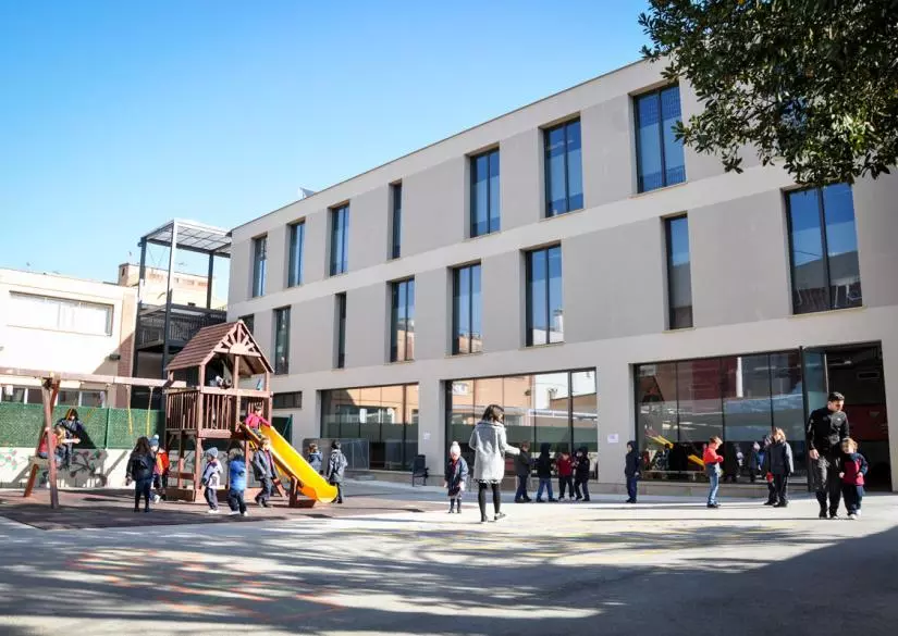 Здание и игровая площадка британской частной школы International School of Catalunya ISCAT Garriga в городе Барселона Каталония Испания с 3 до 18 лет studyspain.eu