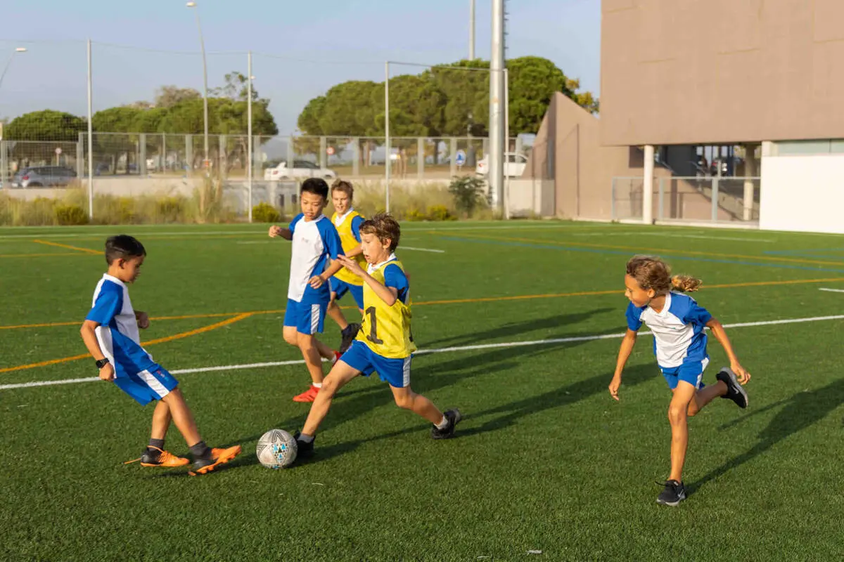Занятия спортом на спортивной площадке в британской частной школе British School of Barcelona Castelldefels в городе Кастельдефельс Барселона Каталония Испания с 3 до 15 лет studyspain.eu