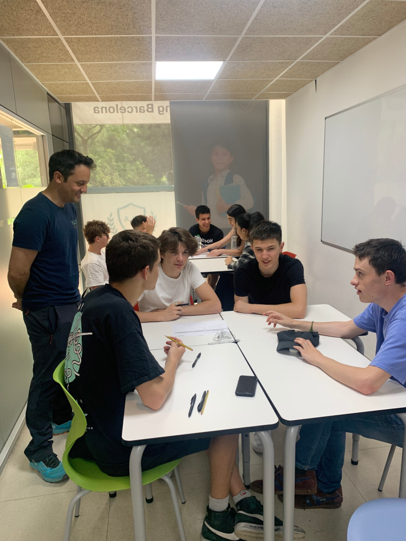 Занятие в классе под руководством опытного преподавателя в британской частной школе The Learn Academy в городе Барселона Каталония Испания с 15 до 18 лет studyspain.eu