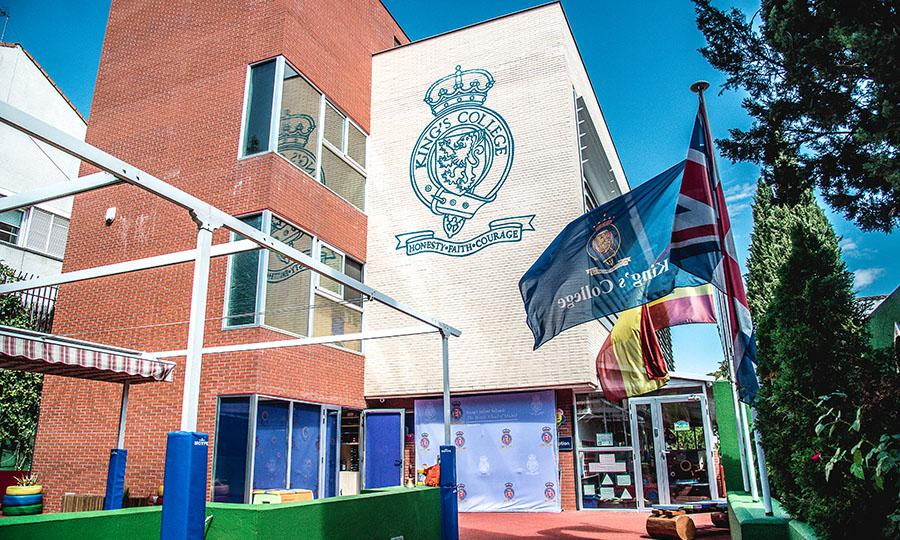 Здание школы и спортивная площадка в британской частной школе King’s Infant School-Chamartin Чамартин Мадрид Испания с 1 до 7 лет studyspain.eu