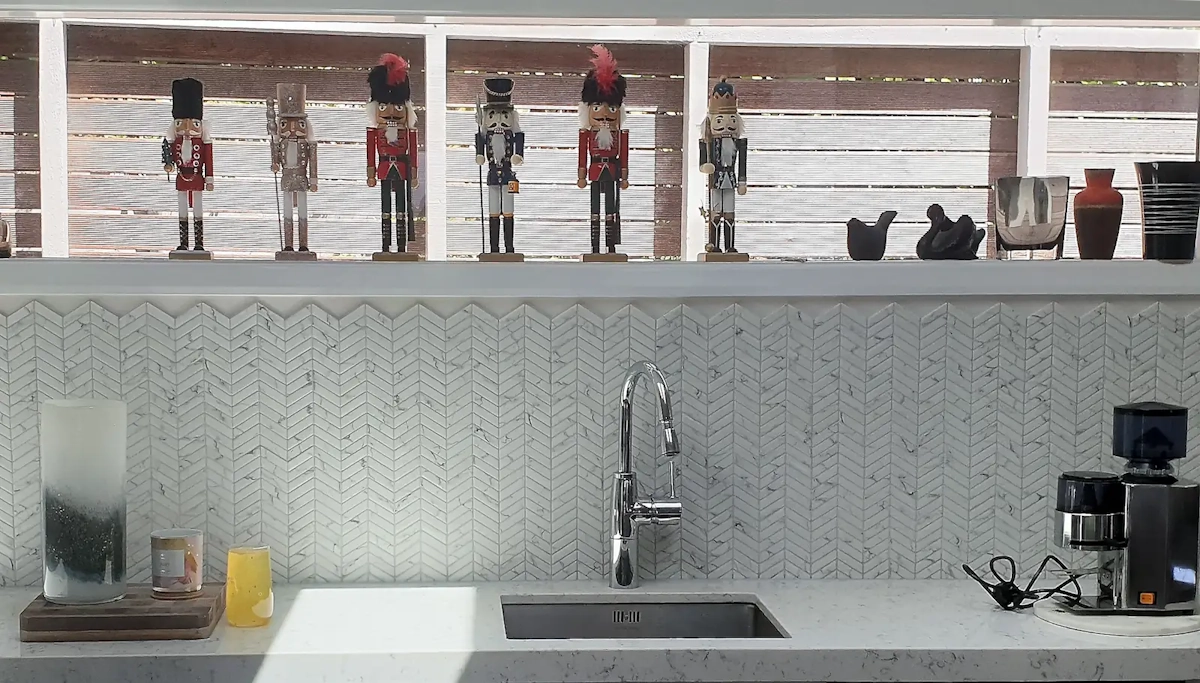 Karaka Bays kitchen splashback with marble chevron mosaic tiles, installed by Direct Tiling