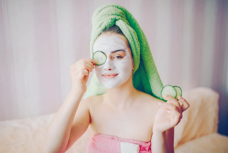 Maseczki to szybki sposób na odświeżenie, nawilżenie i regenerację skóry. Zobacz, jak dobrać odpowiedni rodzaj do swojego typu cery i jak prawidłowo ich używać.