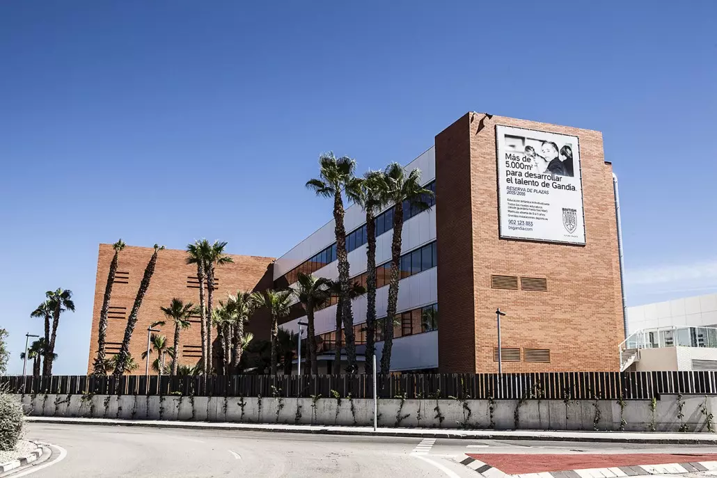 Здание и спортивная площадка в британской частной школе Elian's British School of La Nucía Ла-Нусия Аликанте Валенсия Испания с 1 до 18 лет studyspain.eu