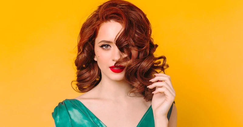 Nie każda fryzura pasuje do każdego typu urody. Zobacz, jak dobrać idealne cięcie i długość włosów do kształtu swojej twarzy, by podkreślić jej atuty i zrównoważyć proporcje.