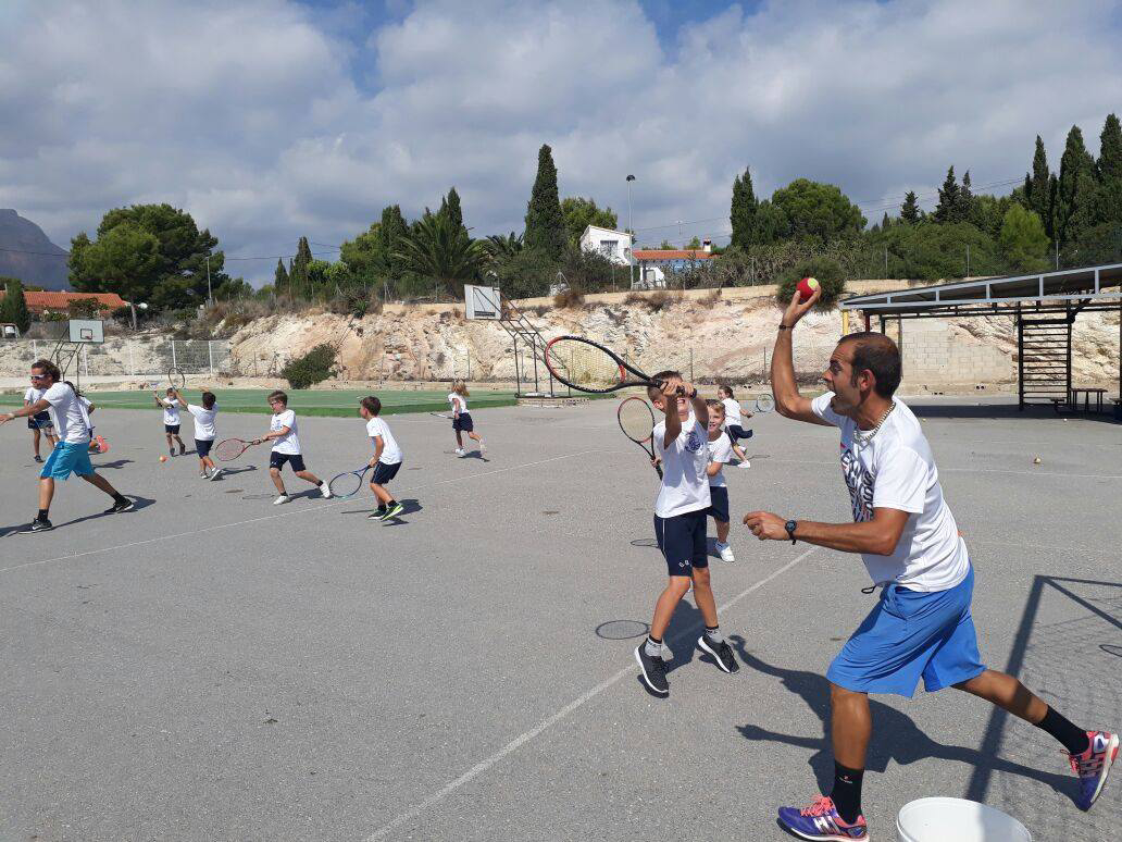 Занятия спортом на спортивной площадке на территории в британской частной школе Sierra Bernia School Альфас-дель-Пи Аликанте Валенсия Испания от 3 до 18 лет studyspain.eu