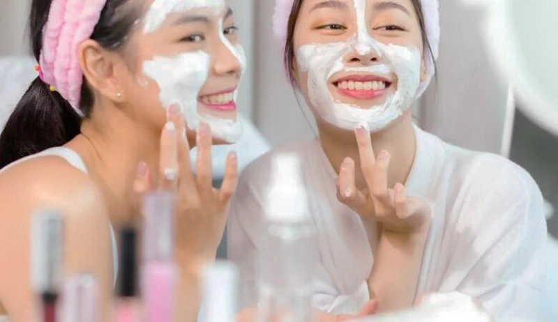 Koreańska pielęgnacja podbiła świat, ale czy sprawdza się w Polsce? Sprawdź, jak dostosować zasady K-beauty do polskich warunków i codziennej rutyny.